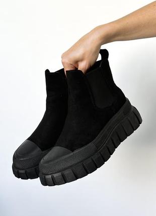 Черные осенние ботинки - настоящий символ стиля и надежности в осенней моде.5 фото