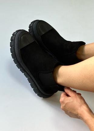 Черные осенние ботинки - настоящий символ стиля и надежности в осенней моде.3 фото