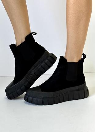 Черные осенние ботинки - настоящий символ стиля и надежности в осенней моде.6 фото