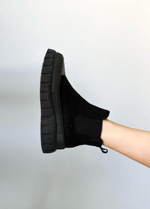 Черные осенние ботинки - настоящий символ стиля и надежности в осенней моде.4 фото