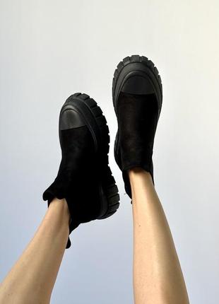 Черные осенние ботинки - настоящий символ стиля и надежности в осенней моде.9 фото