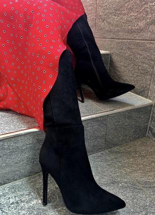 Сапоги на каблуках деми с узким носком черные1 фото