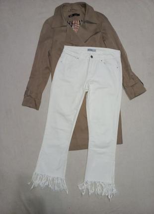 Белые джинсы zara с необработанными краями и разрезами7 фото