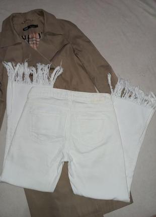 Белые джинсы zara с необработанными краями и разрезами2 фото