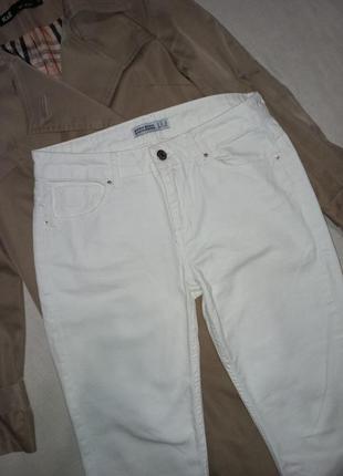 Белые джинсы zara с необработанными краями и разрезами5 фото