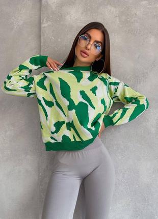 Зеленый свитер с абстракцией