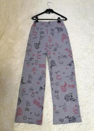 Стильные брюки с надписями5 фото