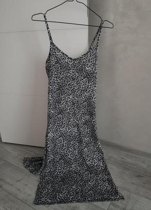 Эффектное платье с разрезами1 фото