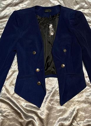 Новый укороченный пиджак жакет стоячие плечи