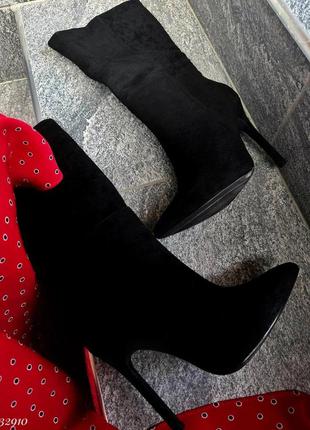 Чоботи на стійкій шпильці