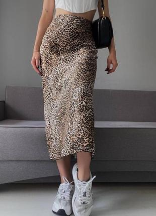 Трендовая атласная юбка миди на высокой посадке стильная базовая черная белая леопардовая легкая юбка