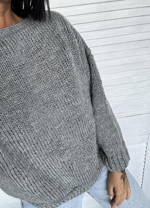 Серый свитер ручной работы