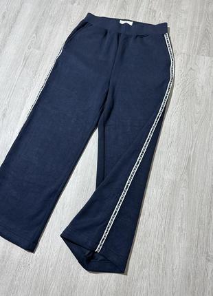 Теплые спортивные широкие брюки палаццо темно синие с лампасами3 фото