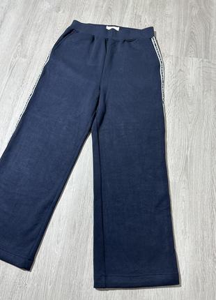 Теплые спортивные широкие брюки палаццо темно синие с лампасами4 фото