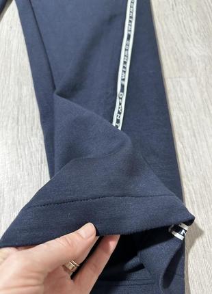 Теплые спортивные широкие брюки палаццо темно синие с лампасами7 фото