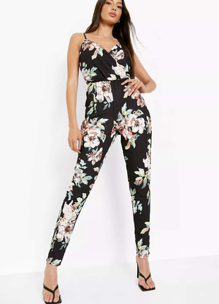 Длинный черный комбинезон с цветочным принтом от boohoo