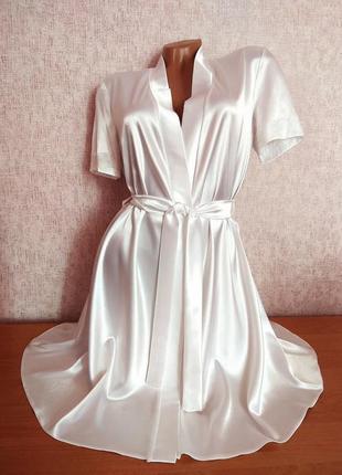 Белый атласный халат с кружевной спинкой для невесты6 фото