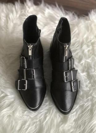Кожаные ботинки stradivarius, черного цвета5 фото