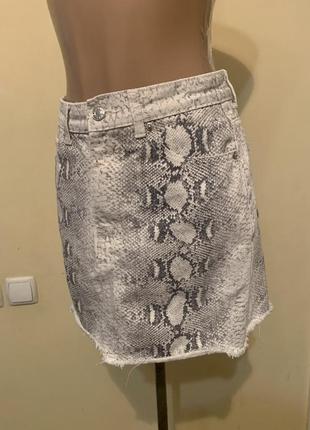 Джинсовая мини юбка momokrom с черно-белым принтом под рептилию размер 6/34/ xs4 фото