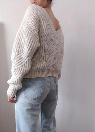 Молочний светр з красивою спинкою