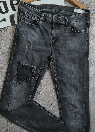 Модные рванные джинсы