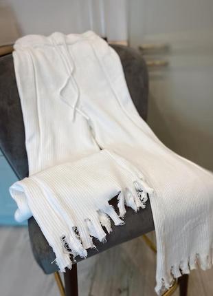 Вязаные белые штаны с порывами снизу