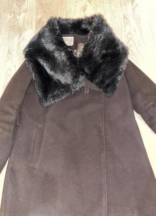 Жіноче пальто коричневого кольору на осінь без поясу