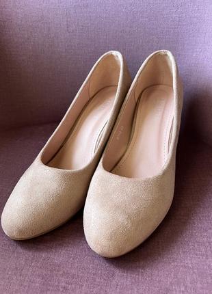 Туфли замшевые пудрового цвета на каблуке4 фото