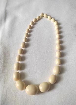 Красивое ожерелье из больших бусин
