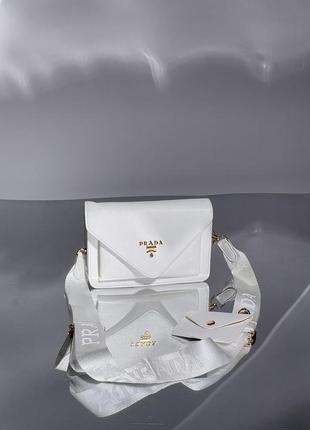 Крутая белая сумка клатч кросс боди на плече prada envelope saffiano mini4 фото