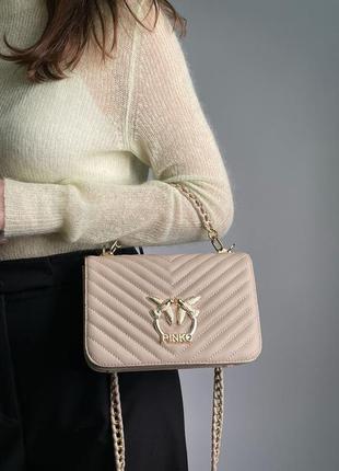 Деловая женская сумка в бежевом цвете стильная pinko love bag click baguette1 фото
