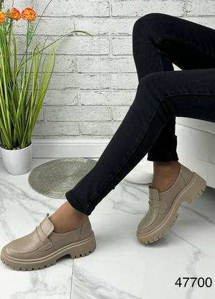Стильні натуральні шкіряні лофери бежевого кольору, жіночі комфортні туфлі