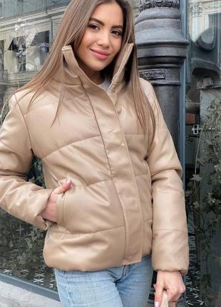 Трендова жіноча куртка бежевого кольору, жіноча куртка з екошкіри з кишенями1 фото