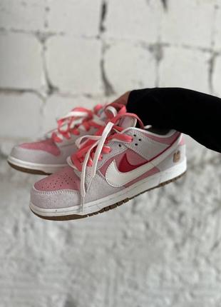 Женские кожаные кроссовки nike sb dunk low se 85 double swoosh pink rabbit