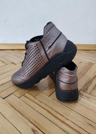 Кожаные кроссовки бронзового цвета8 фото