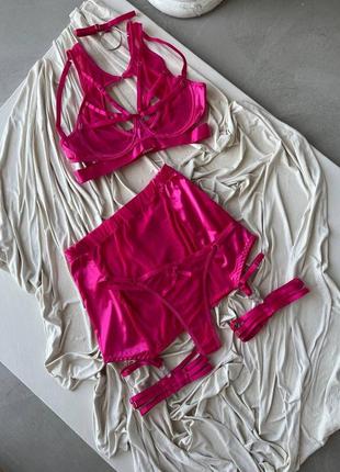 Розовый (неоновый) атласный комплект с гартерами и чокером с юбочкой.