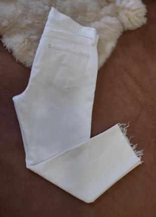 Красивые женские белые джинсы7 фото