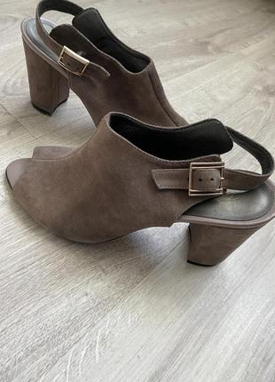 Босоножки замшевые