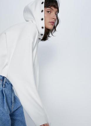 Белоснежное худи с металлическими люверсами укороченное кроп zara