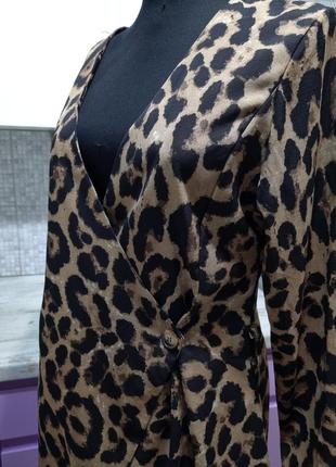 Удлиненный модный актуальный брендовый леопардовый пиджак жакет блейзер с длинным подолом асимметричного кроя на запах boohoo l5 фото