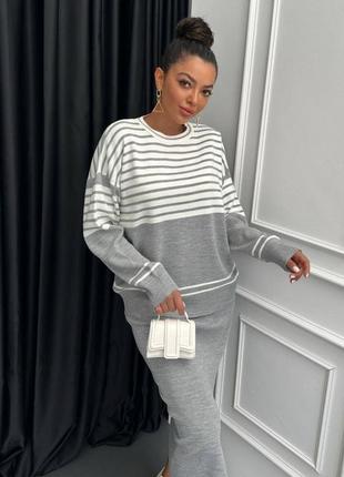 Женский костюм свитер юбка с вырезом серый3 фото
