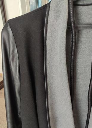Легкое пальто по кожаному поясу, рукавам и карманам3 фото