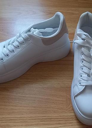 Білі кросівки на високій підошві gogo shoes