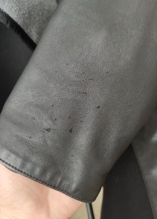Легкое пальто по кожаному поясу, рукавам и карманам7 фото