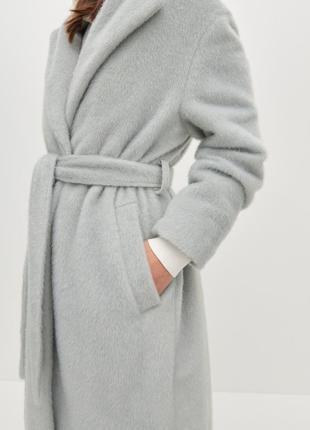 Пухнасте пальто з поясом