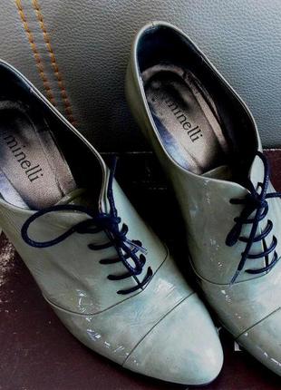 Красиві комфортні туфлі-броги на підборах "minelli" оливкового кольору2 фото