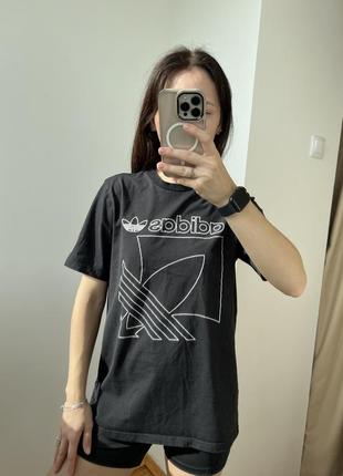 Чорна футболка adidas з лого