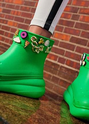 Зеленые сапоги crocs classic crush boot green
