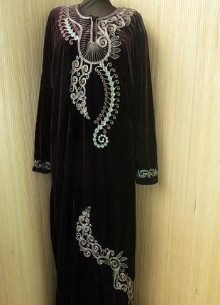 Длинное велюровое платье оверсайз с вышивкой шоколадно коричневое / абайя / галабея