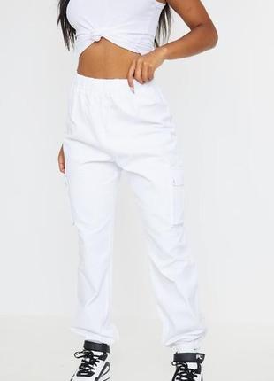 Белые брюки карго с карманами